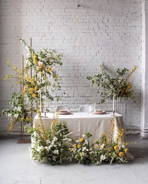 Wedding Maintable Decor, Black Grid Wedding Backdrop, Unique Head Table Wedding, Wedding Ground Arches, Boho Sweetheart Table Wedding, Flowers Sweetheart Table, Wedding Main Table, Main Table Wedding, Sweetheart Table Flowers