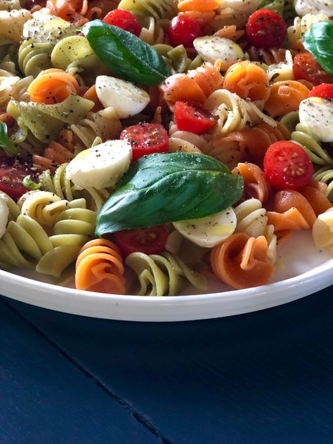 Bocconcini Pasta, Basil Pasta Recipes, Tri Color Pasta, Tomato Pasta Salad, Yummy Salads, Basil Pasta, Garlic Fries, Tomato Basil, Tomato Recipes