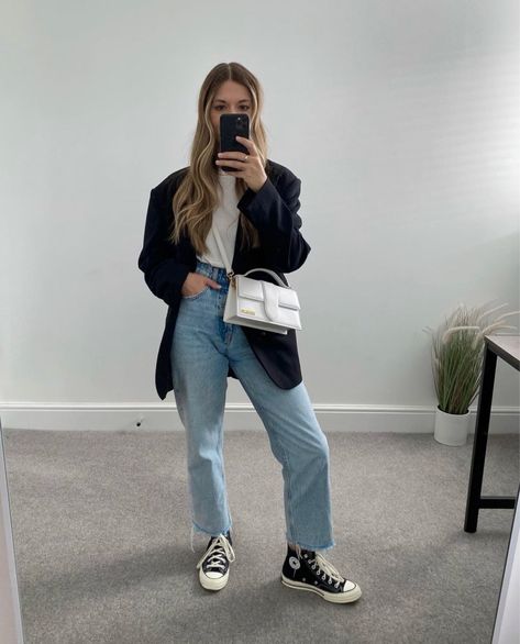 White Bag Outfit Aesthetic, White Bag Outfit Summer, White Jacquemus Bag Outfit, Cream Handbag Outfit, Cream Bag Outfit, White Bag Aesthetic, White Handbag Outfit, White Jacquemus Bag, White Purse Outfit