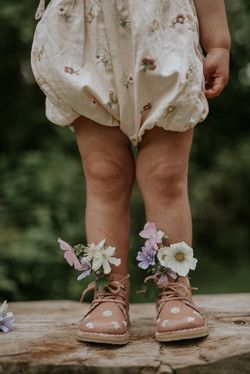 Summer Family Portraits, Motherhood Photography, Field Of Dreams, Poses References, Mini Sessions, Flower Farm, Beautiful Family, Flower Photos