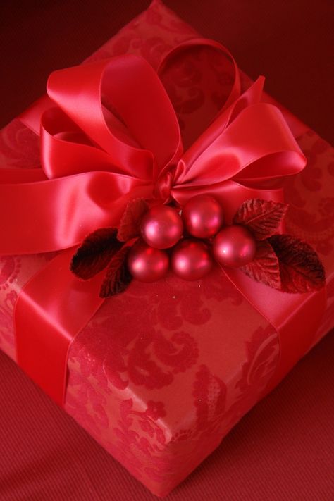 Simply Red, Creative Gift Wrapping, Red Gift, Christmas Packaging, Beautiful Gift Wrapping, Christmas Gift Wrapping, Christmas Wrapping, Shades Of Red, Red Christmas