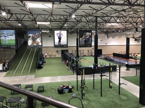 Indoor Training Facility, Indoor Sports Complex Design, Training Facility Design, Sport Facility, Sports Training Facility, Commercial Gym Design, Warehouse Gym, Sports Facility Architecture, Boutique Gym