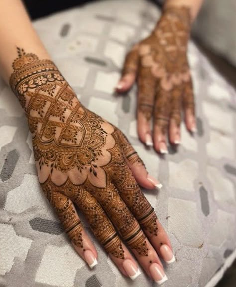 Henna art by aqsa jamali Pakistani Mendhi Design, Gorgeous Mehendi Designs, Minimalistic Mehendi, Henna Design Hand, Henna Design Simple, Henna Flowers, Mehendi Ideas, Henna Hand Designs, Henna Tattoo Design