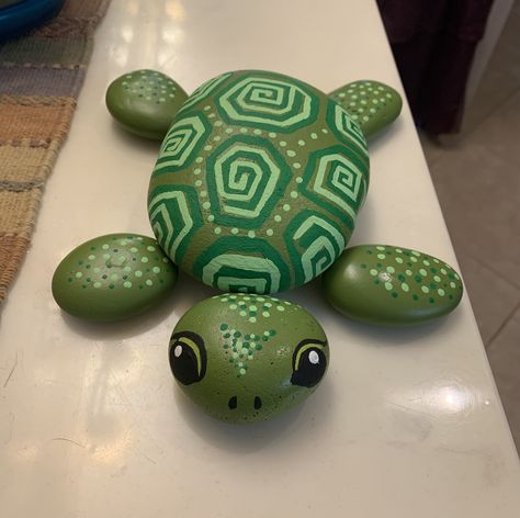 Painted Rock Caterpillar, Turtle Craft Ideas, Turtle Rock Painting, Mulch Landscaping Ideas, Decoration Ideas Aesthetic, Rock Art Ideas, Turtle Painted Rocks, Craft Ideas Easy, Rock Crafts Diy