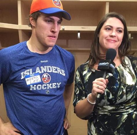 Anders-Lee (New York Islanders hockey player) wears a nametag to help a reporter remember his name. Anders Lee, Lee Name, Islanders Hockey, Mathew Barzal, Ny Islanders, Hockey Boys, Nhl Players, Hockey Player, New York Islanders