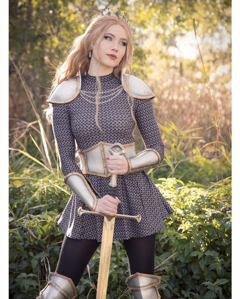 Nichameleon on Instagram: “I knight thee, Dame Derp of Down Under ⚔️🇦🇺💕 Would you let me knight you? I feel like the third pic would put some fear in you 😅 I am…” Knight Ren Faire, Knight Lady, Lady Knight, Knight Outfit, Ren Faire Outfits, Couples Cosplay, Armor Drawing, Medieval Festival, Female Armor