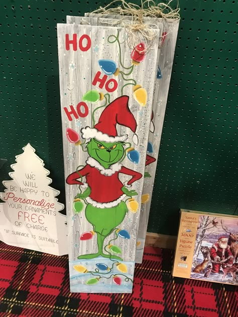 Grinch Porch Sign Diy, Grinch Porch Leaner, Christmas Leaners, Grinch Wooden Signs, Diy Grinch Crafts, Grinch Paintings, Grinch Door Sign, Grinch Porch Sign, Grinch Art