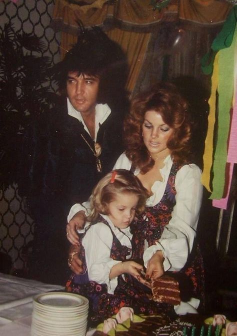 Lisa Marie's 5th birthday in Las Vegas - 1 February 1973 Elvis Presley And Priscilla, Las Vegas Elvis, Elvis Presley Priscilla, Elvis And Me, Graceland Memphis, Elvis Presley Memories, Elvis Presley Family, 5th Birthday Party, Elvis Presley Pictures