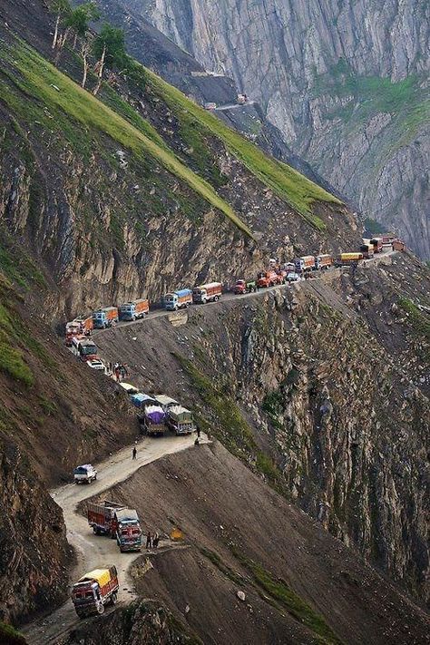 Zojila Pass is one of the important high mountain passes in Jammu and Kashmir, India Dangerous Roads, Beautiful Roads, Scary Places, Mountain Road, Srinagar, Leh, Bhutan, Places Around The World, Tibet