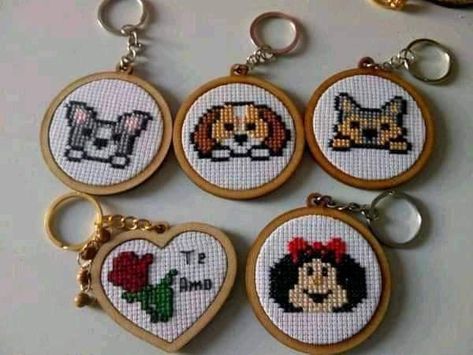 Cross Stitch Keychain, Cross Stitch Necklace, Friendship Bracelet Patterns Easy, Small Cross Stitch, Mini Cross Stitch, Cross Stitch Cards, Diy Cross Stitch, Hand Embroidery Design Patterns, Cross Stitch Animals