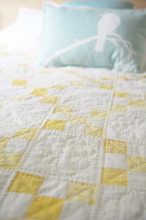 simple mini modern quilts | yellow and white | Sarah Gaudet Momsquilt Irish Chain Quilt, Two Color Quilts, White Quilts, Yellow Quilts, Quilt Modernen, Yellow Home Decor, Quilt Care, A Beautiful Mess, Pretty Quilt