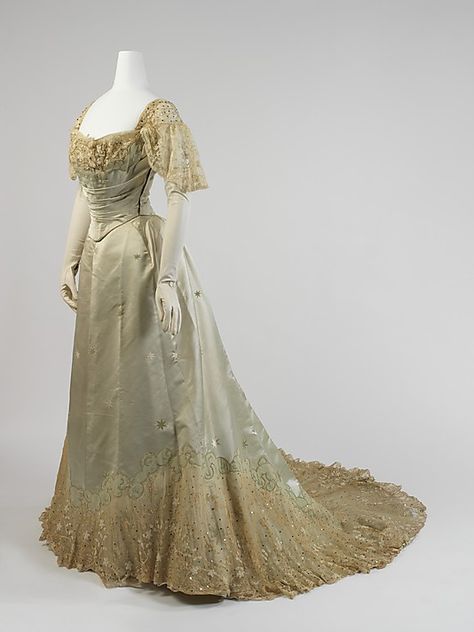 1900  Evening dress Gaun Abad Pertengahan, House Of Worth, 1890s Fashion, Edwardian Dress, Gibson Girl, Old Dresses, Victorian Clothing, Antique Dress, Retro Mode