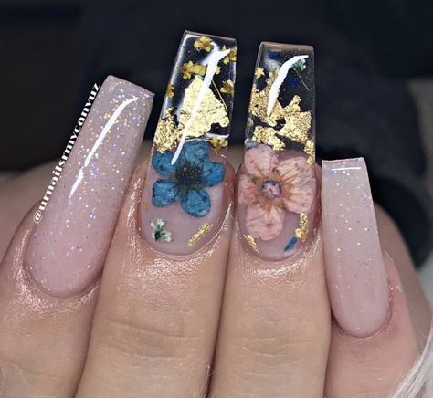 Flower Incased Nails, Incapcilated Nails Flowers, Nails With Flowers Inside, Nailart 2022, Flower Encapsulated Nails, Short Encapsulated Nails, Encapsulated Flower Nails, Encapsulated Nails Flowers, Multicolored Nails