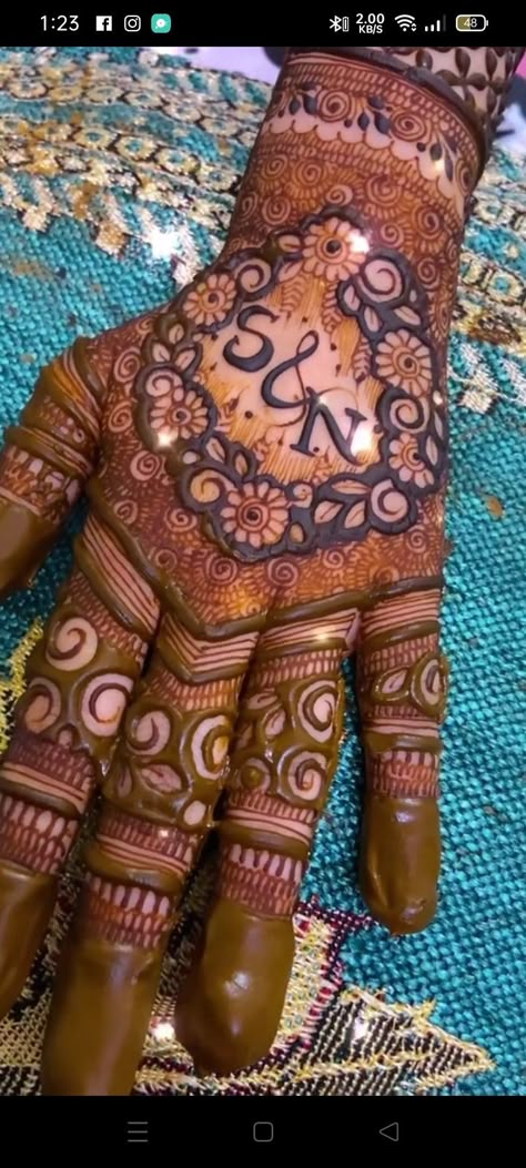 Mehendi New Designs Back Hand, Bridal Mehndi Designs With Groom Name, Name Mehndi Designs For Hands, Mehendi Designs With Names, Fancy Mehendi Designs For Back Hand, Groom Name In Mehndi Design, S Name Mehndi Design, Angejment Mehndi, Name Mehendi Designs For Hands