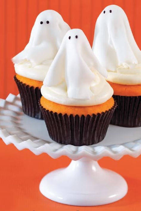 Ghost Cupcakes Easy Halloween Dessert Recipes, Halloween Dessert Recipes Easy, Halloween Dessert Recipes, Halloween Cupcake Ideas, Cupcakes For Halloween, Spooky Halloween Crafts, Sweet And Spooky, Ghost Cupcakes, Halloween Food Desserts