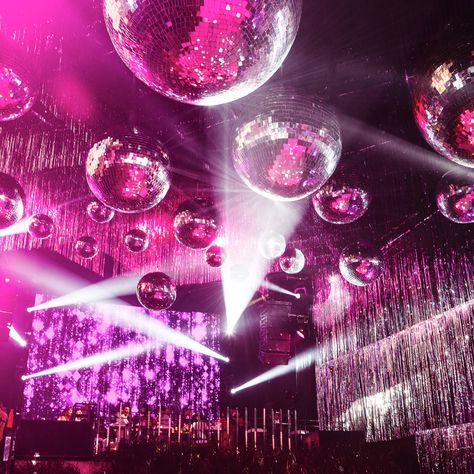 Drag Club Aesthetic, Disco Chic Party, Disco Theme Wedding Decor, Sparkly Party Theme, Retro Prom Theme, Event Lighting Ideas, 80s Nightclub, Retro Prom, Disco Stage