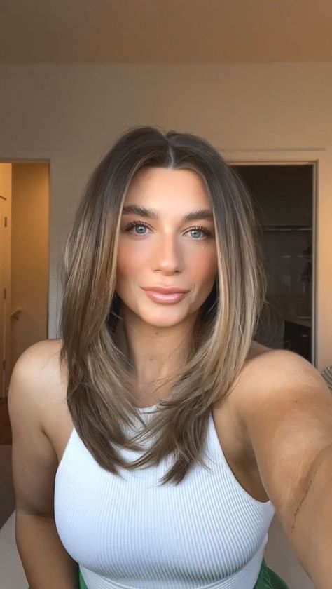 Medium Haircut With Front Layers, Medium Length Hair With Layers Thinning Hair, Womens Shoulder Length Haircut With Layers, Brown Midlength Haircuts, Hair Cut For Think Hair Girl, Fine Mid Length Hair With Layers, Medium Length Hair With Layers And Highlights, Short Long Layered Hair, Dynamic Brunette