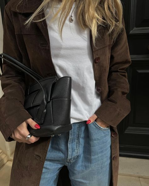 Sun’s out #outfitinspo #springoutfit #minimalstyle #suedetrenchcoat #bottegavenetabag #baggyjeans #outfitideas Spinning Wardrobe, Suede Flats Outfit, Antonia Core, Suede Outfit, Flats Outfit, Cold Outfits, Fall 24, Leather Jacket Outfits, Minimal Outfit