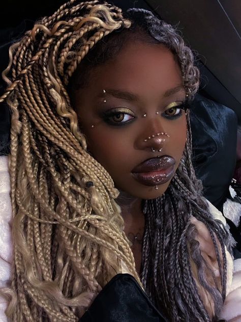 Cool Piercings Face, Cute Facial Piercings, Punk Rock Makeup, Emo Piercings, Piercings Face, Punk Rock Hair, Punk Costume, Rock Makeup, Afro Goth