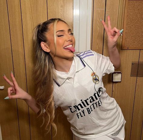 Real Madrid Profile 🤍 Soccer Tshirt Outfit, Madrid Girl, Madrid Outfits, Real Madrid Shirt, Football Tops, كريستيانو رونالدو, Football Outfits, Womens Football, Tshirt Outfits