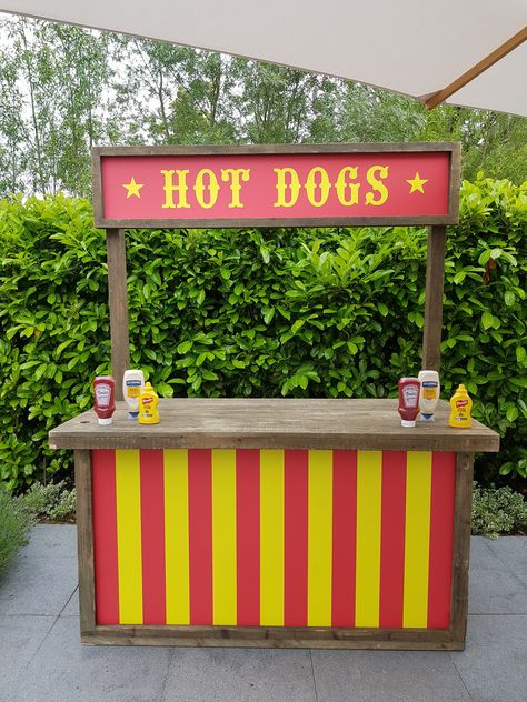 Hot Dog Stand Ideas, Stall Ideas For College Fest, Stall Decoration Ideas Fair, Burger Stall, Carn Evil, Stall Design Ideas, Hot Dog Bar Toppings, Hot Dog Party, Stall Decorations