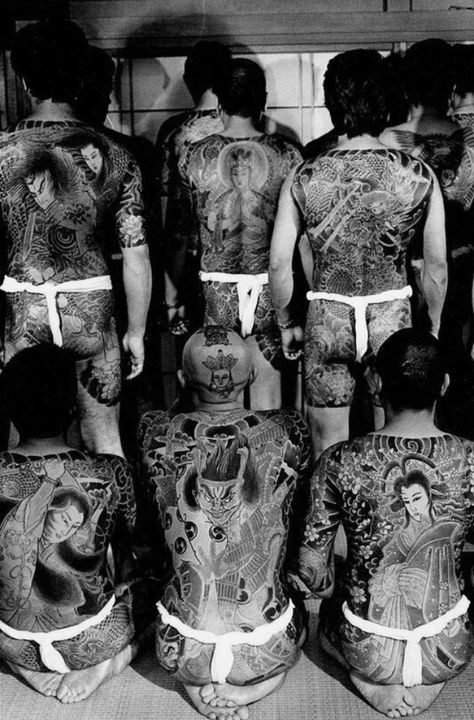 Yakuza tatts Yakuza Style Tattoo, Historical Tattoos, Gangster Tattoo, Cirque Vintage, Bodysuit Tattoos, Old Circus, Yakuza Tattoo, Tattoo People, Traditional Japanese Tattoos