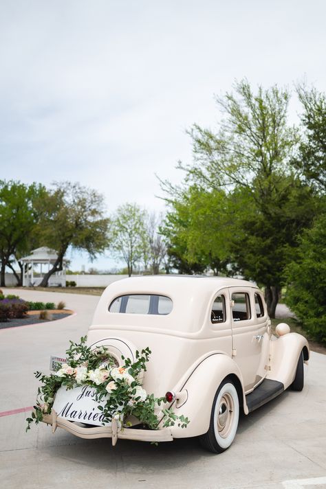 Wedding Getaway Car, White Rose Wedding Bouquet, Just Married Sign, Just Married Car, Vintage Car Wedding, Large Floral Arrangements, White Roses Wedding, Southern Design, Wedding Exits