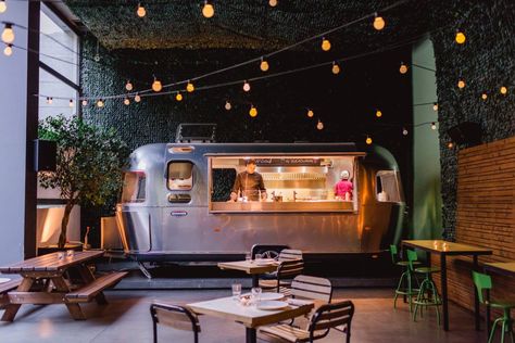 6 Clever Food Truck Ideas that Pave the Way to Success Food Truck Ideas, Food Truck Design Interior, Foodtrucks Ideas, Food Truck Events, Airstream Campers, Truck Business, Trendy Food, Truck Cakes, Food Truck Business