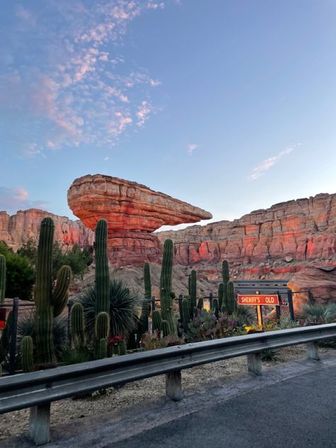 Radiator Springs Disneyland, Pixar Cars Aesthetic, Disney Cars Aesthetic, Cars Aesthetic Disney, Radiator Springs Wallpaper, Radiator Springs Aesthetic, Cars Movie Aesthetic, Lightning Mcqueen Aesthetic, Disneyland Vintage Poster