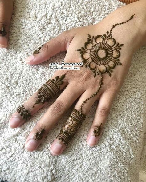 Mehindhi Design Simple Modern Easy, Simple Mehndi Designs For Back Hand, Easy Foot Henna Designs, Easiest Mehendi Designs, Simplest Mehndi Designs, Small Henna Design, Small Mehndi Designs, Back Side Mehndi Design, Side Mehndi Design