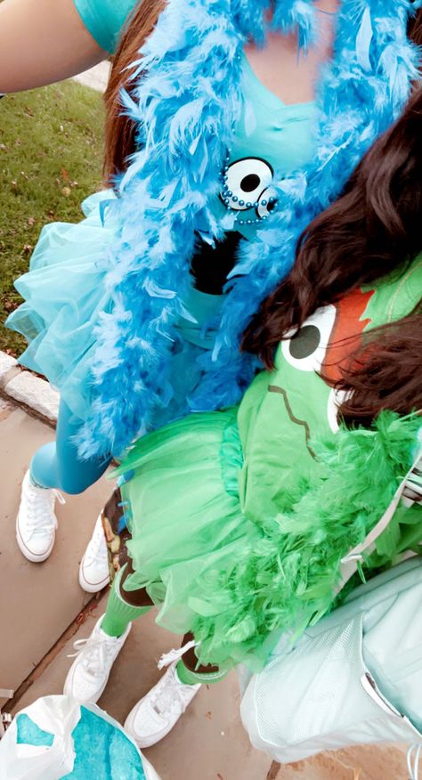 Preppy Unique Halloween Costumes, Halloween Costume Preppy, Preppy Costume, Preppy Duo Halloween Costumes, Matching Halloween Costumes For Besties Preppy, Preppy Costume Ideas, Cookie Monster Couple Costume Diy, Couples Costumes Cookie Monster, Preppy Costumes