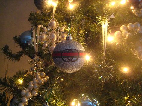 MariamMonroe - DIY: Gucci Christmas Ornament Gucci Christmas, Glass Ornaments Diy, Ornaments Diy Kids, Christmas Tree Images, Homemade Ornaments, Christmas Decor Inspiration, Felt Christmas Decorations, Easy Christmas Decorations, Christmas Tree Painting