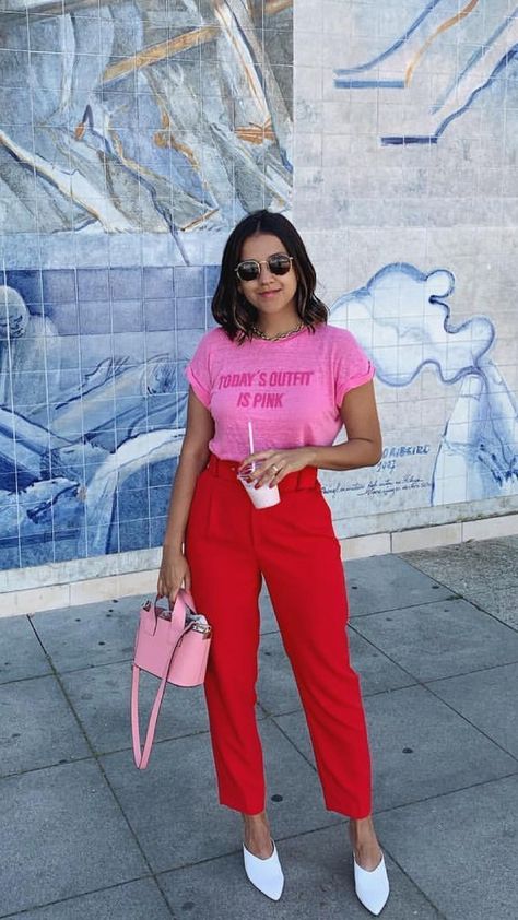 Pink Office Attire, Womens Funky Fashion, Colorful Accessories Outfit, Tshirt Outfit 2023, Colourful Business Outfit, Red And Pink Outfits For Women, Pink And Red Outfits For Women, Pink Business Casual Outfits, Pink Red Outfit