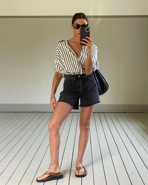 Black Linen Shorts Outfit, Black Denim Shorts Outfit, Black Jean Shorts Outfit, Look Short Jeans, Denim Shorts Outfit Summer, Looks Com Short, Classic Summer Outfits, Black Shorts Outfit, Jean Short Outfits