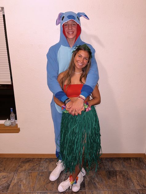 Monsters Inc Halloween, Lilo And Stitch Costume, Stitch Halloween Costume, Couple Halloween Costume, Lilo En Stitch, Stitch Costume, Couples Halloween Outfits, Cute Couple Halloween Costumes, Lilo Y Stitch