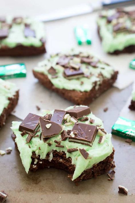 Green St Patrick's Day Treats that are Mostly Easy Andes Brownies, Andes Mints Brownies, Shamrock Cupcakes, Peppermint Buttercream, Whiskey Chocolate, St Patrick Day Treats, Biscuits Graham, Chocolate Lasagna, Desserts Ideas