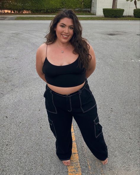 Black carpenter jeans, plus size. Tiktok - its.alyson.grace Plus Size Tiktok, All Black Plus Size Outfit, Black Plus Size Outfits, Black Carpenter Jeans, Cargo Pants Plus Size, Outfit Pose, Turtle Neck Crop Top, Black Plus Size, Jeans Plus Size