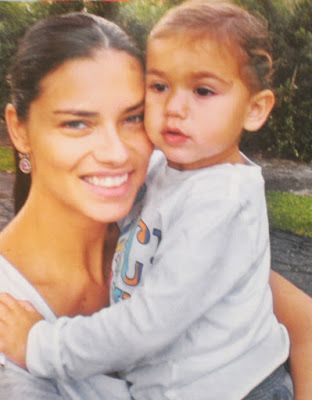 Baby Adriana Lima, Adriana Lima As A Kid, Adriana Lima Childhood, Adriana Lima Baby, Adriana Lima Daughters, Famous Kids, Victoria Secret Angels, Adriana Lima, Mom Kid