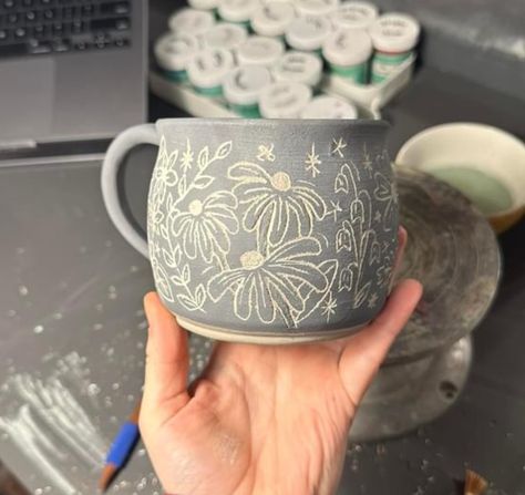 Scraffito Designs Simple Mug, Sgrafitto Ceramics, Pottery Carving Ideas, Carving Pottery, Art Eras, Pottery Inspo, Pottery Painting Designs, Ceramic Artwork, Clay Crafts Air Dry