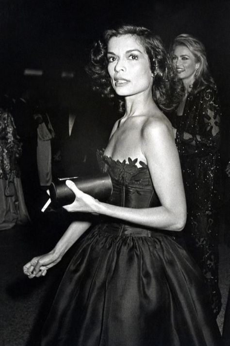 Fashion Met Gala, New York Socialites, Halston Dress, Met Gala Dresses, Bianca Jagger, Iconic Weddings, Mod Girl, Studio 54, Courthouse Wedding