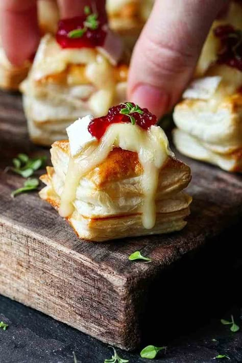 Fall Party Appetizers, Holiday Appetizers Easy, Brie Bites, Holiday Appetizers Recipes, Fall Appetizers, Thanksgiving Appetizers, Holiday Appetizers, Snacks Für Party, Christmas Party Food