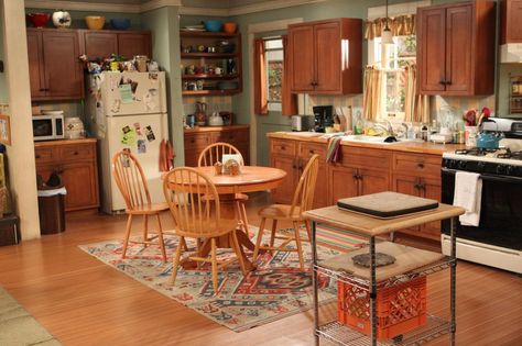 Full House Kitchen, 80s Sitcom Aesthetic, 90’s House, Sitcom House, 90s House Decor, 80s House Decor, 80s Dining Room, Kitchen 90s, Kitchen 80s