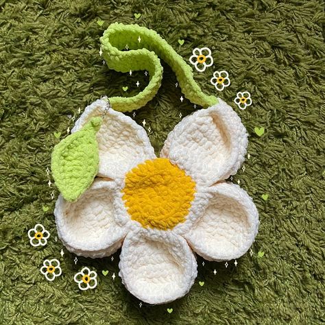 Daisy bloom custom for my abosolute favvvvvv @planetshane so excited for this bby to get to you!!!✨🌱 Cupid Craft, Crochet Flower Bag, Crossbody Bag Crochet, Crochet Bolero Pattern, Confection Au Crochet, Crochet Shop, Bag Flower, Crochet Handbags Patterns, Crochet Flower Tutorial