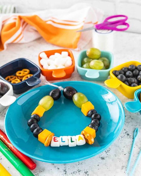 Snack Necklace for Kids Kindergarten Snack Time Ideas, Snack Day Ideas Preschool, Kindergarten Snack Ideas For Class Fun, Healthy Prek Class Snacks, Yogurt Parfait Party, Snack Necklace For Kids, Snack Necklace, Kindergarten Snacks, Olive Snack