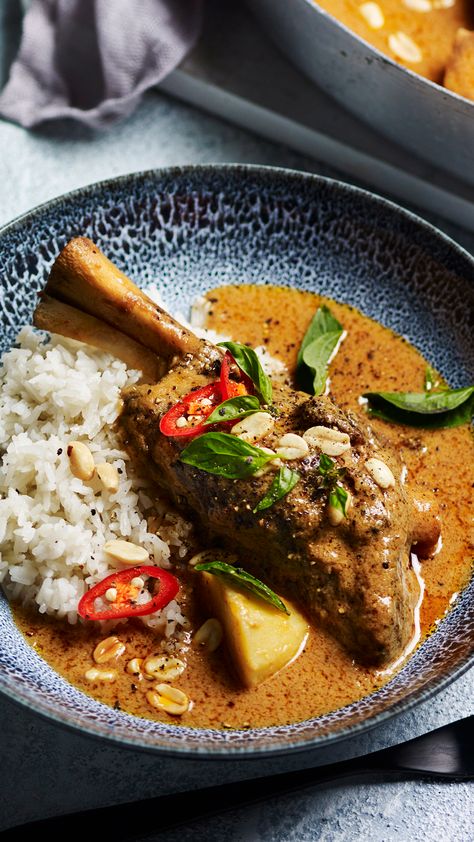 In this massaman curry recipe, the lambs shanks are cooked low and slow until the meat falls off the bone. Spicy Lamb Recipes, Lamb Meals Dinners, Lamb Shank Curry, Lamb Bhuna, Massaman Curry Recipe, Lamb Shank Recipe, Lamb Dinner, Lamb Shank, Lamb Recipe