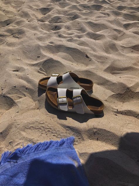 Summer Sandals 2024, Shoe Flicks, Birkenstocks Aesthetic, Birkenstock Beach, Birkenstock Aesthetic, Birkenstock Summer, Sandals Aesthetic, Sandals Outfit, Concert Outfits