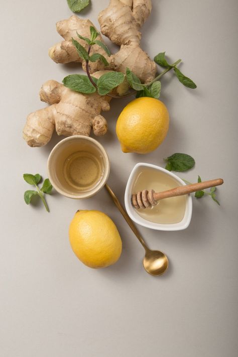 Honey And Lemon Drink, Ginger Lemon Tea, Lemon Water Health Benefits, Tea For Colds, Warm Lemon Water, Ginger Syrup, Yellow Tea, Honey Tea, Lemon Tea