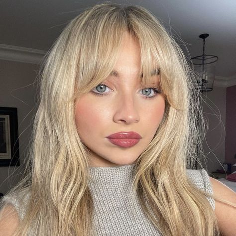 Sabrina Carpenter Haircut Bangs, Piecy Bangs Medium Hair, Winter Hair Trends, Bangs For Round Face, Blonde Hair Inspiration, Hair Stylies, Haircuts Straight Hair, Beauty Stuff, Winter Hairstyles