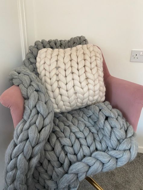 Huge Yarn Blanket, Big Crochet Pillow, Chunky Knit Pillow, Alize Puffy, Big Knits, Blanket Diy, Knit Pillow, Chunky Knit Blanket, Crochet Pillow