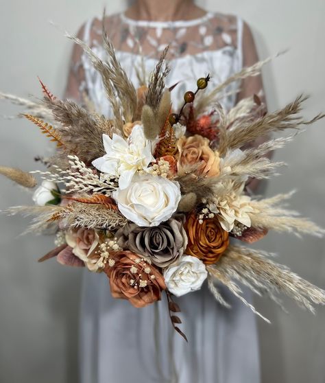 Wedding Bouquet Terracotta, Wedding Burnt Orange, Orange Bridesmaids, Rust Wedding, Rusting Wedding, Aisle Markers, Orange Bridesmaid, Cascade Bouquet, Groom Boutonniere